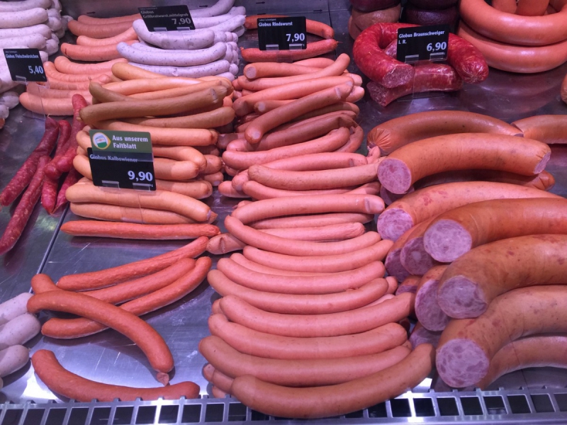 charcuterie-TOURRETTE LEVENS-min_sausages_meat_butchery-1069321